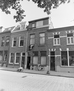 19303 Gezicht op de voorgevels van de huizen Bankaplein 20-24 te Utrecht.